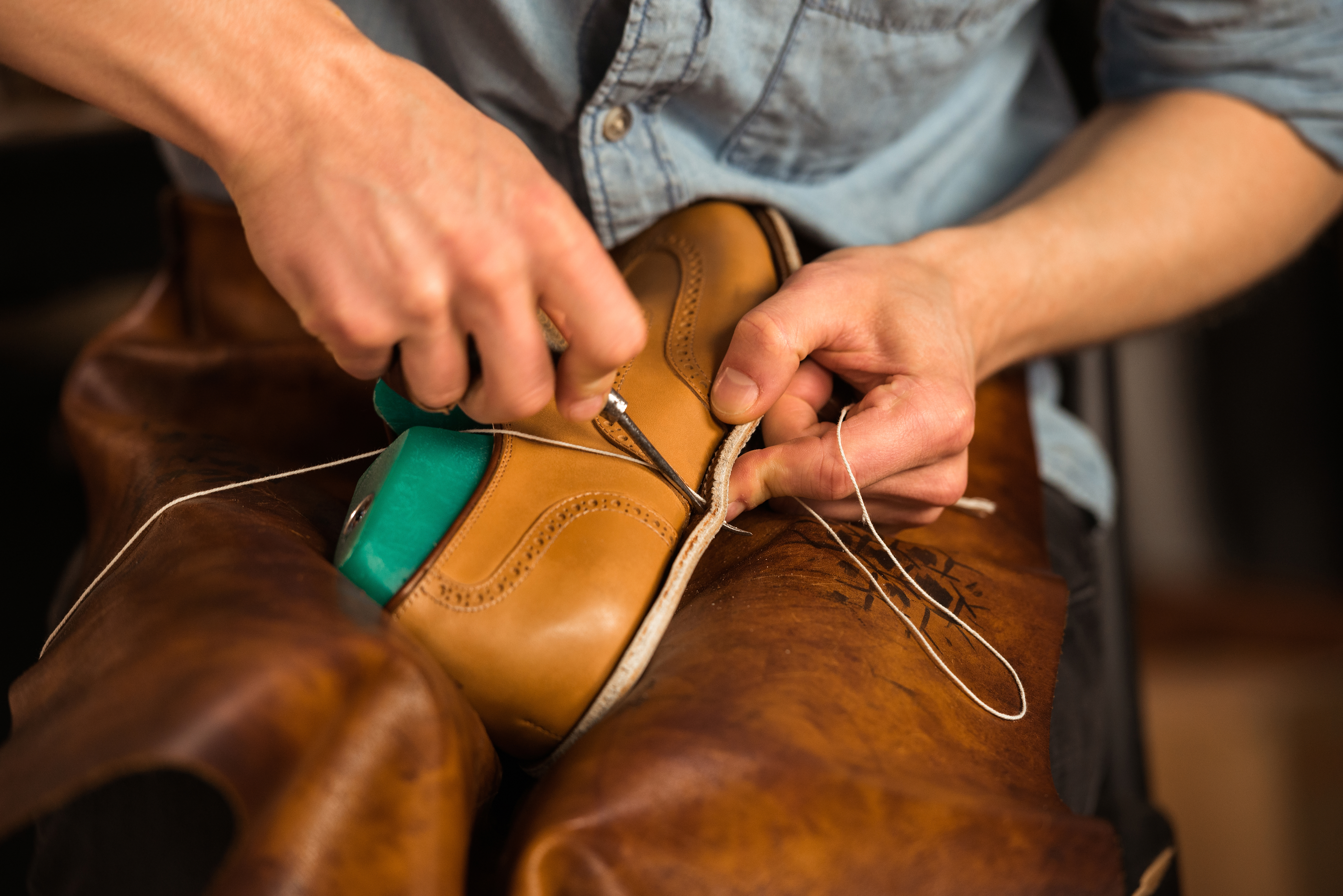 cordonnier-en-atelier-de-fabrication-de-chaussures